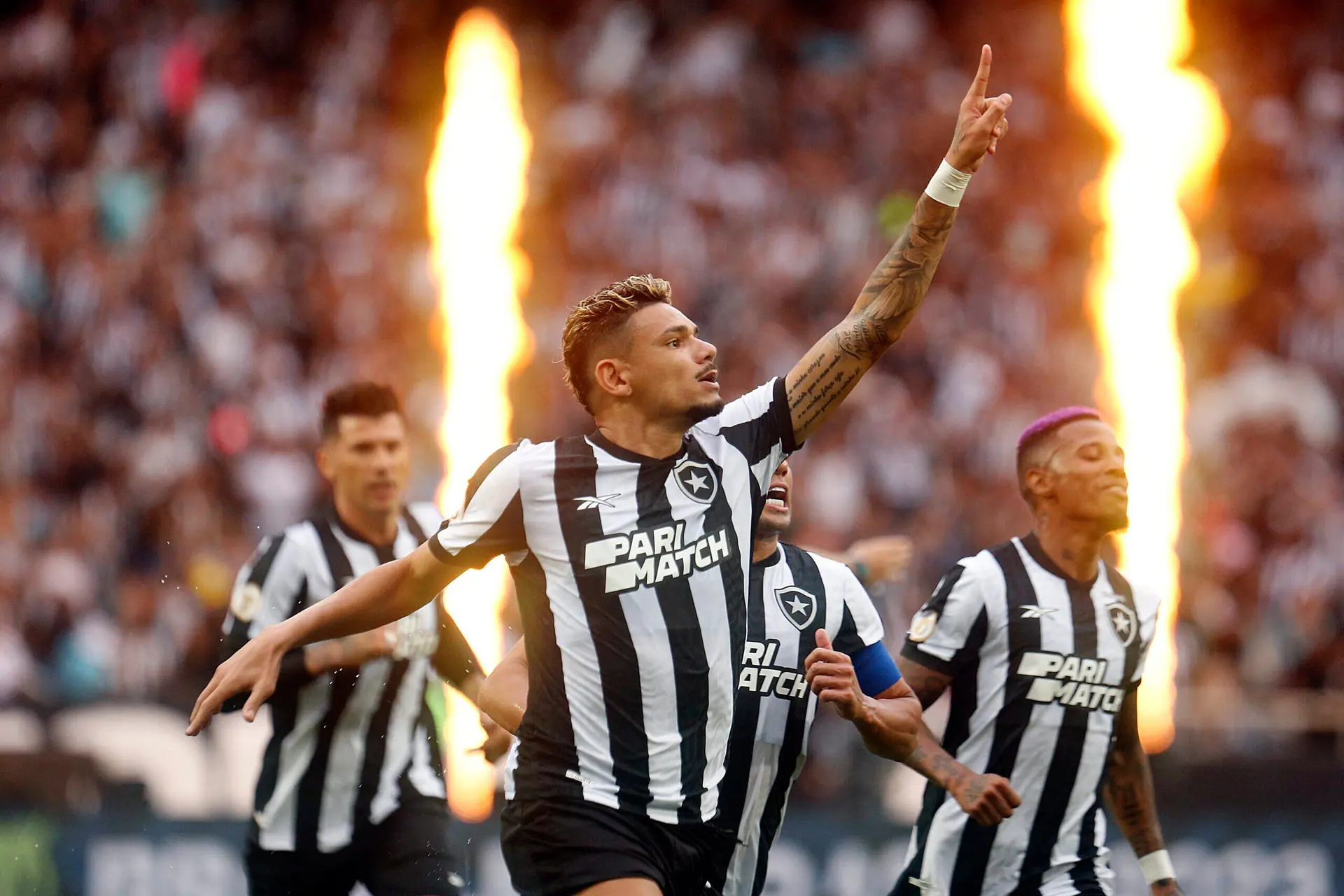 Botafogo goleia o Coritiba e dispara