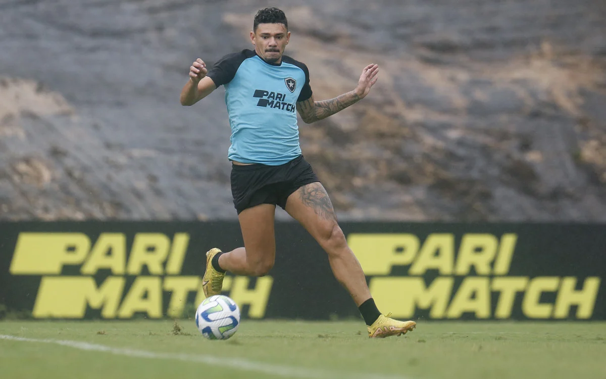 Botafogo reforça postura e descarta venda de Tiquinho Soares