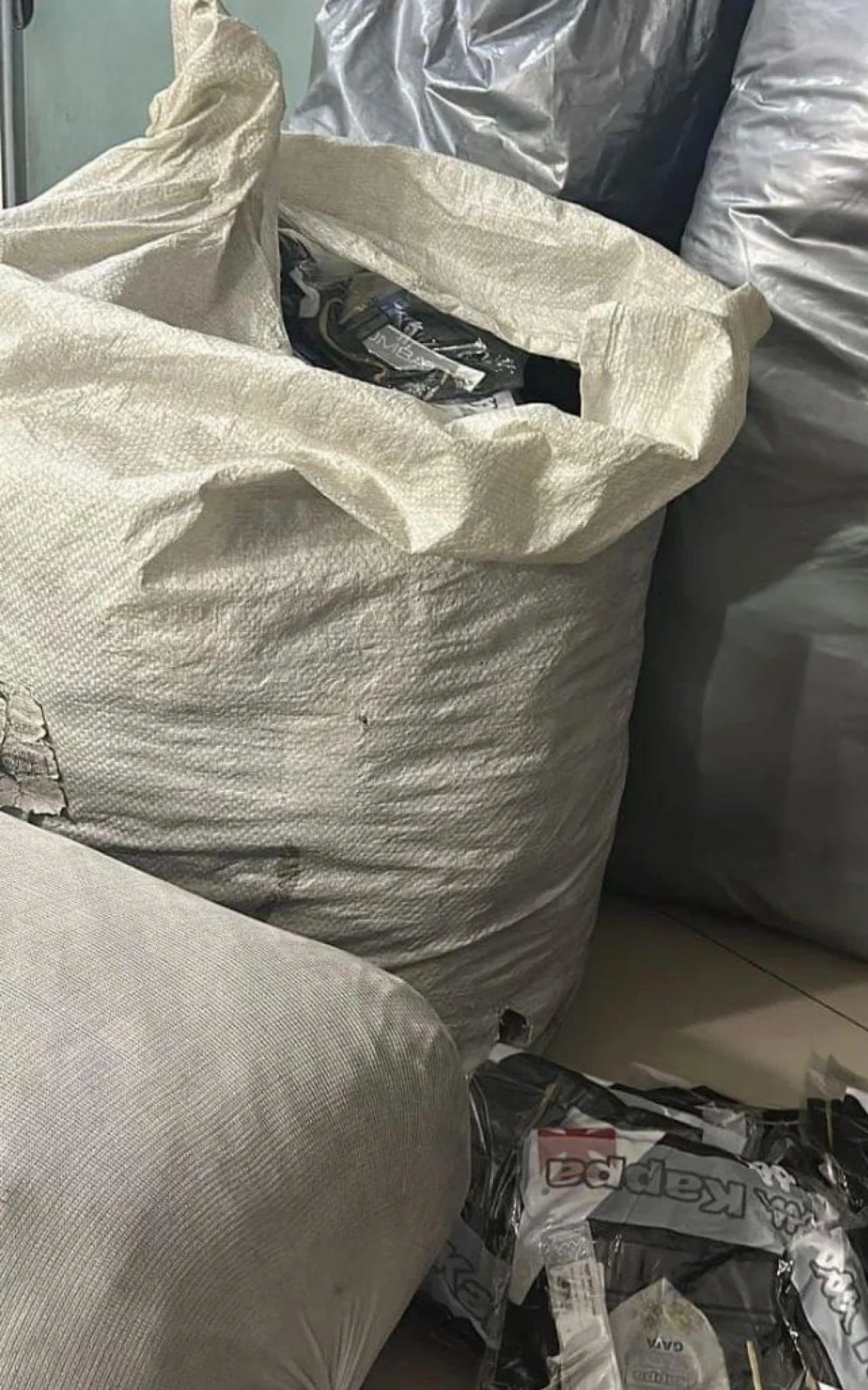 Caminhão carregado de camisas do Vasco é roubado na Zona Norte