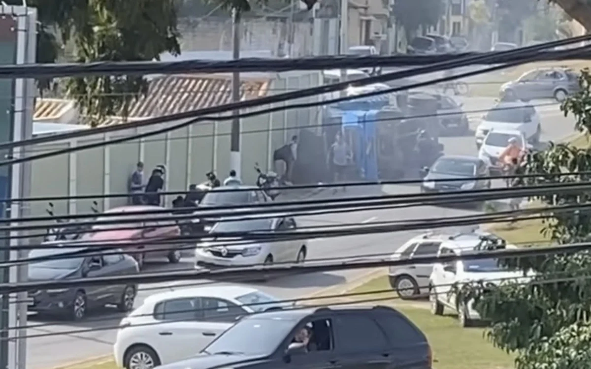 Caminhão tomba em acidente e causa lentidão no tráfego do bairro Cancela Preta