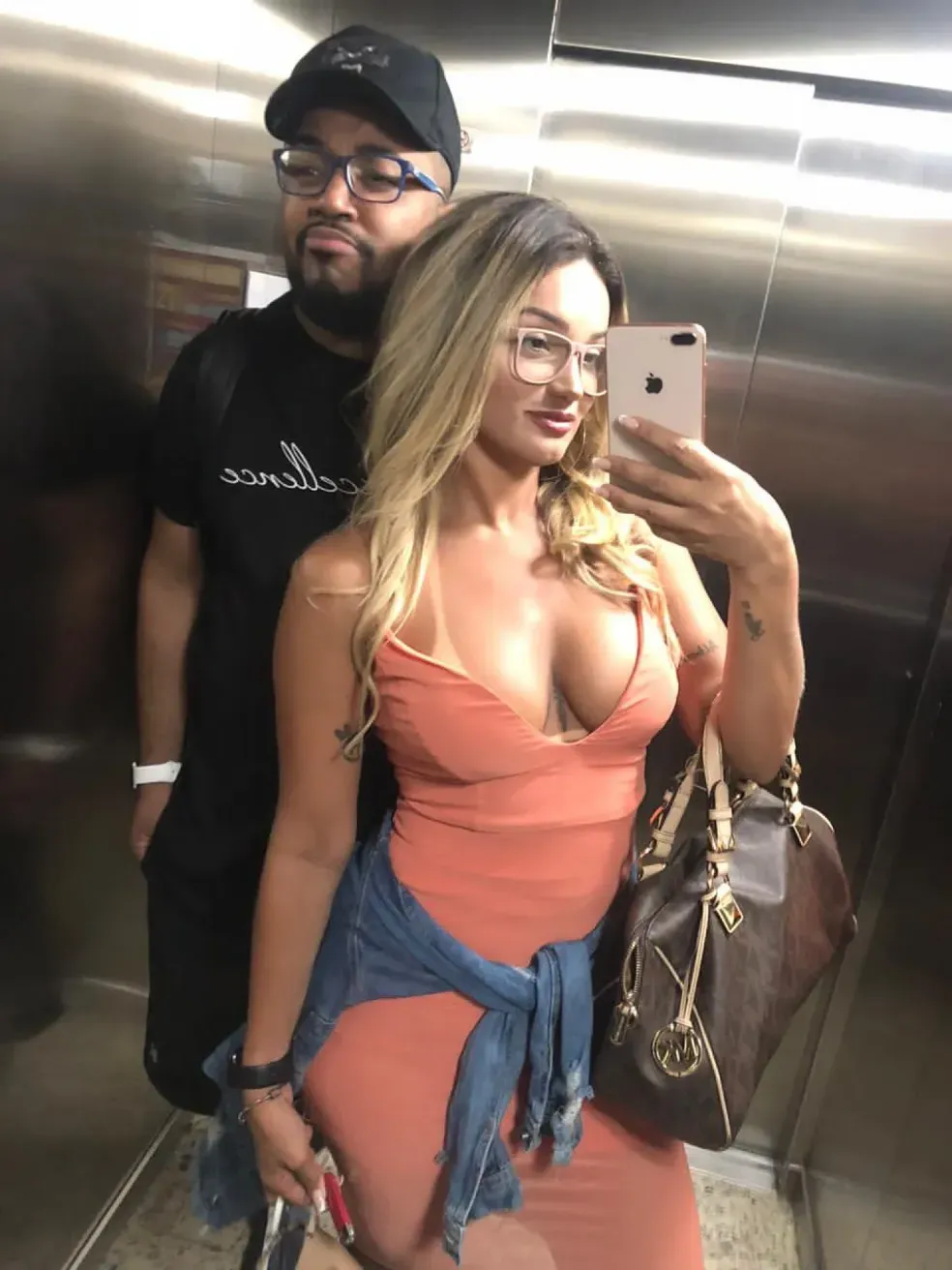Cantor Tiee é sentenciado à prisão por ameaça de divulgar fotos íntimas da ex-namorada