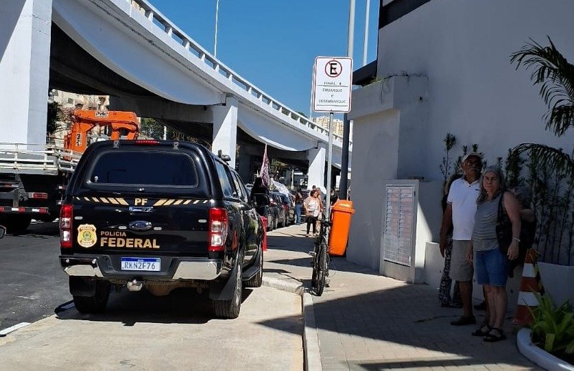 Carro da PF estaciona em local proibido do MMN