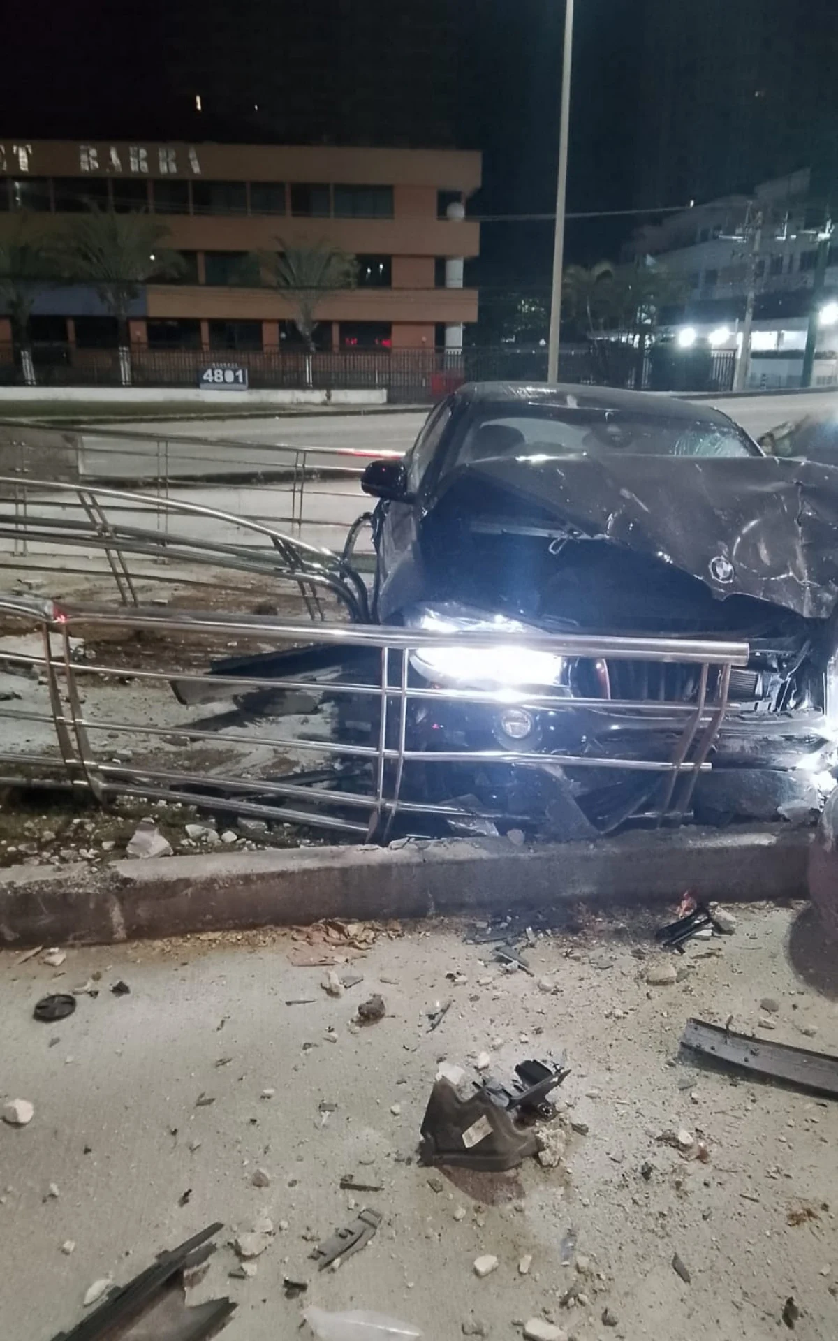 Carro desgovernado invade estação do BRT e colide contra mureta