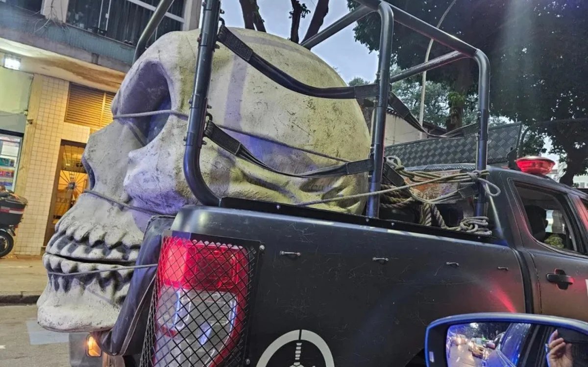Carro do Bope chama atenção com incrível caveira gigante no Centro do Rio