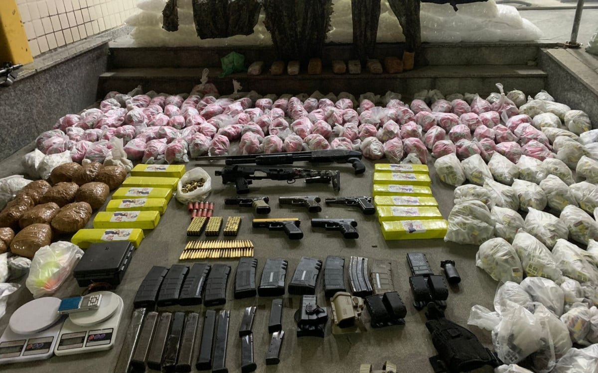 Dupla é presa em flagrante com arsenal de alto valor