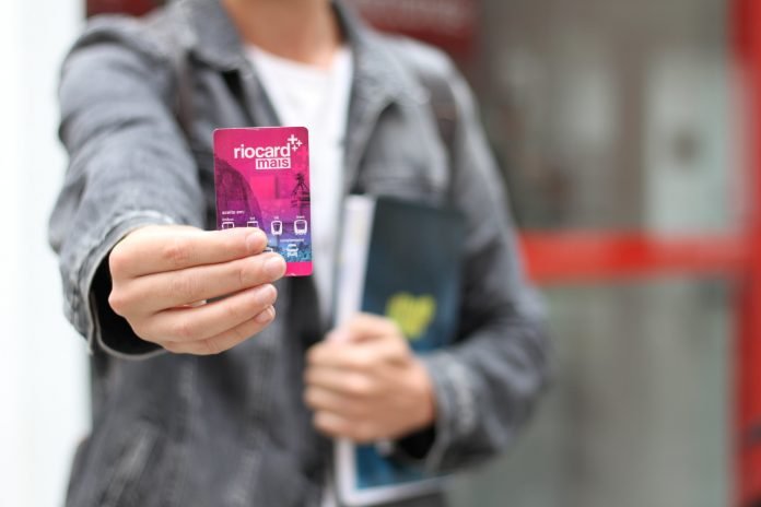 Entrega dos novos cartões do Bilhete Único Universitário