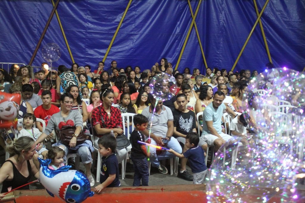 Espetáculo circense para autistas ganha destaque por seu impacto terapêutico