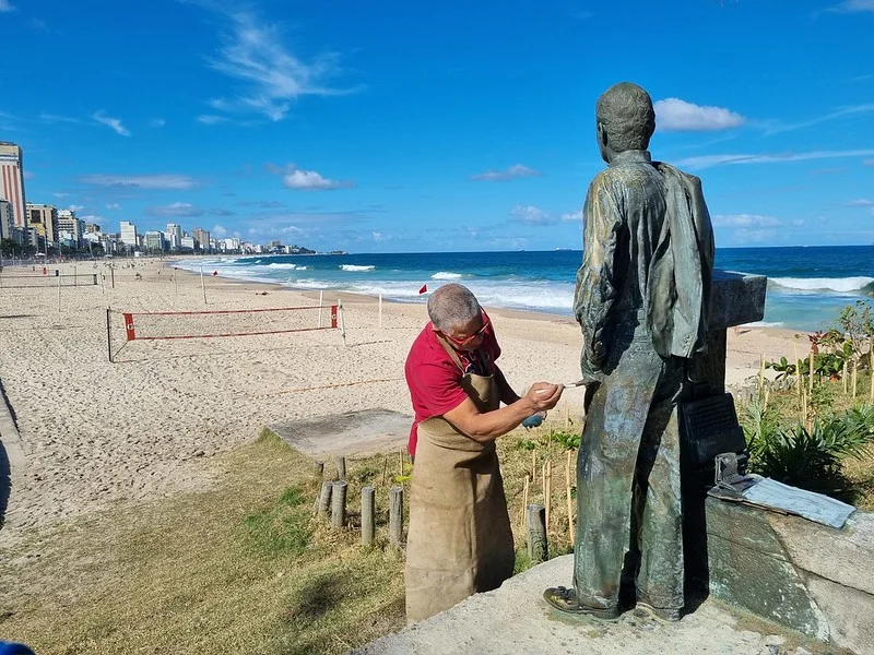Estátua do jornalista Zózimo está de volta ao Posto 12 no Leblon