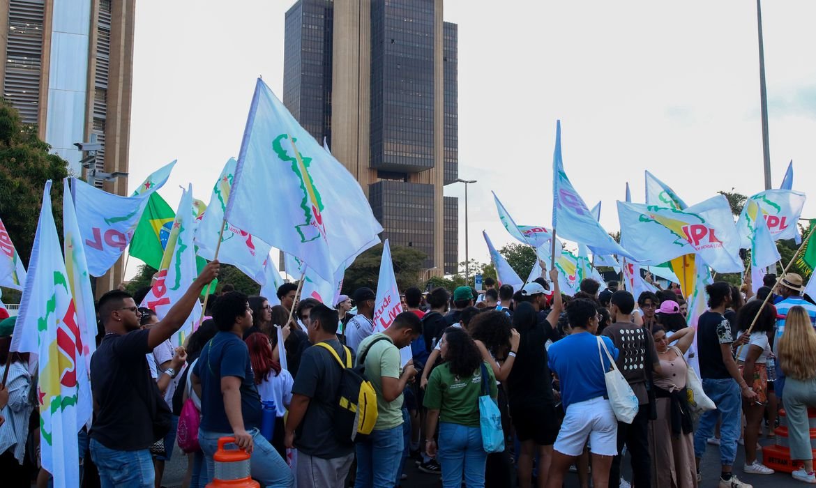 Estudantes fazem ato no Banco Central pela queda na taxa de juros