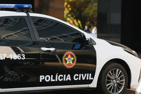 Falsos policiais civis invadem lanchonete no centro de Niterói