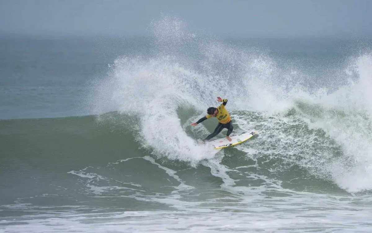 Filipe Toledo domina as ondas de J-Bay e conquista vaga para os Jogos Olímpicos de 2024