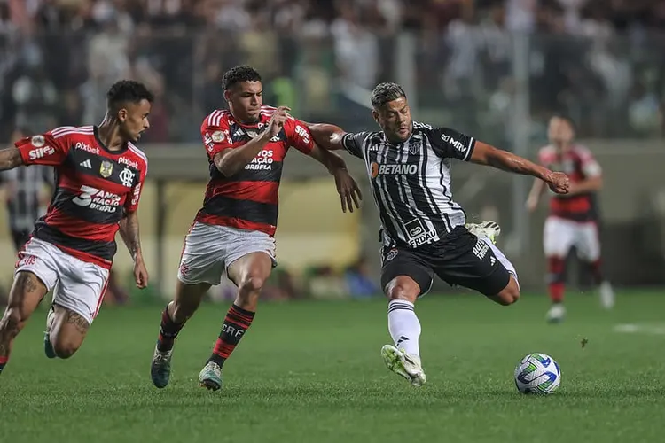 Flamengo vence o Atlético-MG de virada e assume a vice-liderança do Brasileirão