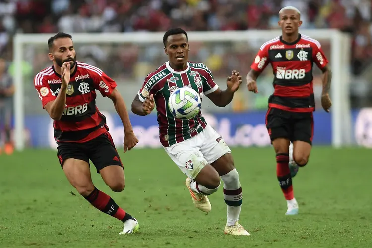 Fluminense e Flamengo empatam em clássico cheio de polêmicas