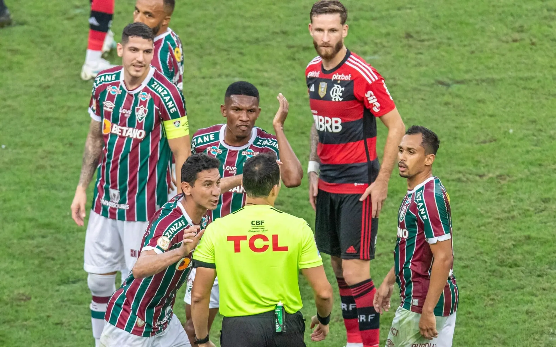 Fluminense e Flamengo empatam em clássico cheio de polêmicas