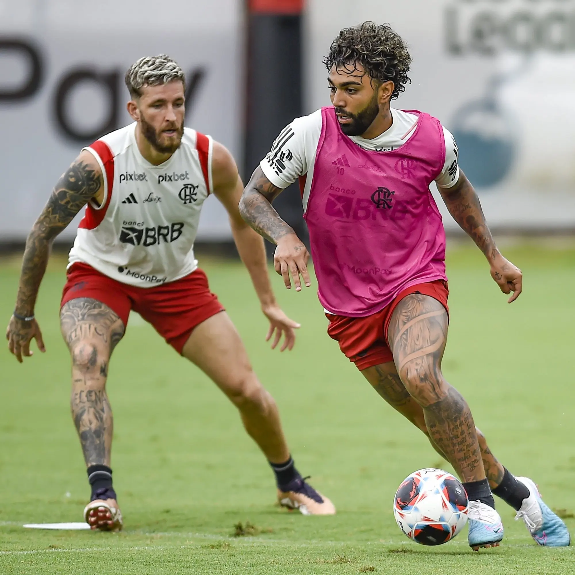 Gabigol e Léo Pereira devem ser desfalques novamente para o Flamengo contra o Palmeiras