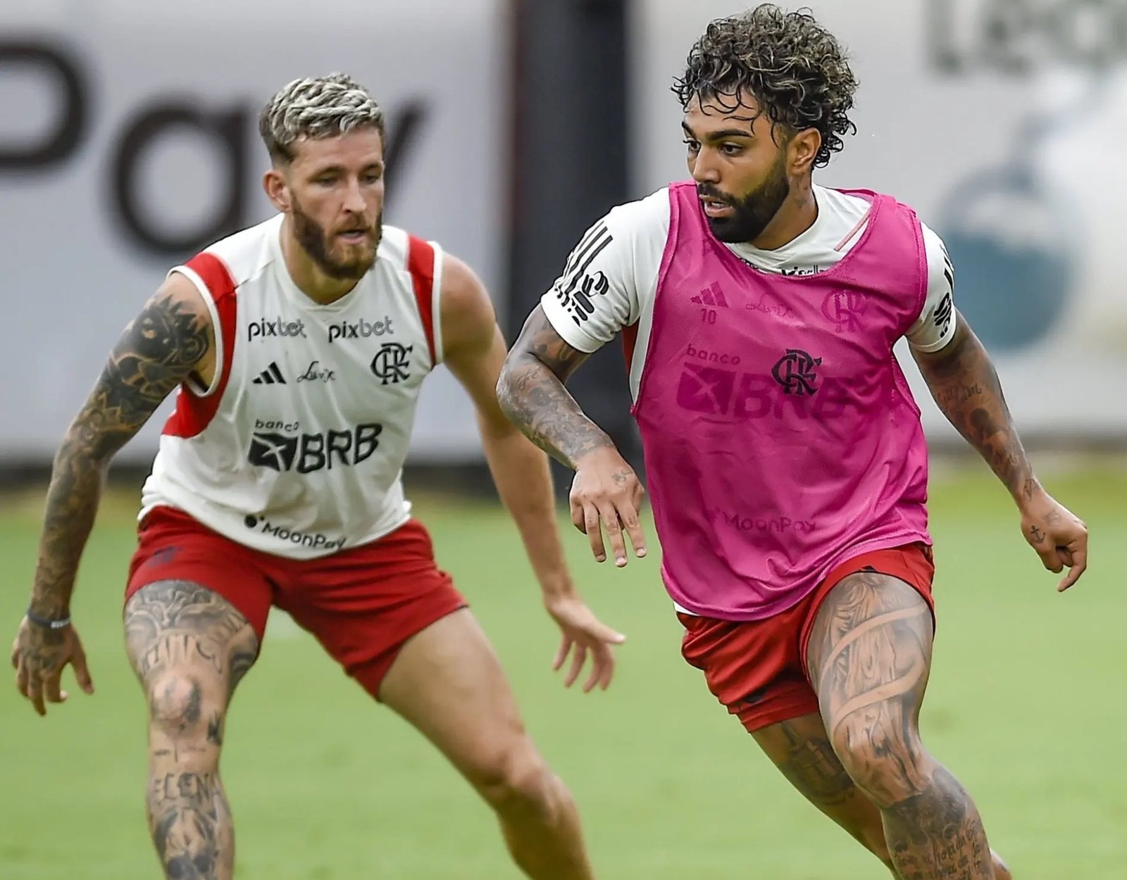 Gabigol e Léo Pereira devem ser desfalques novamente para o Flamengo contra o Palmeiras