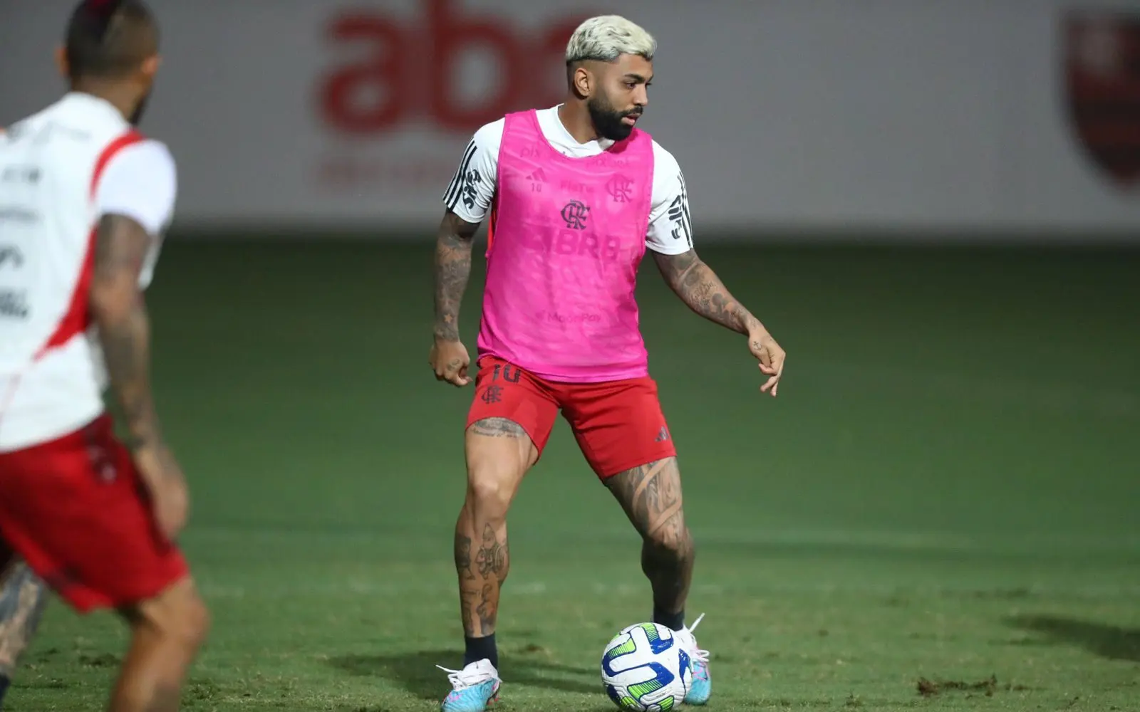 Gabigol e Léo Pereira estão aptos e prontos para jogarem com Sampaoli
