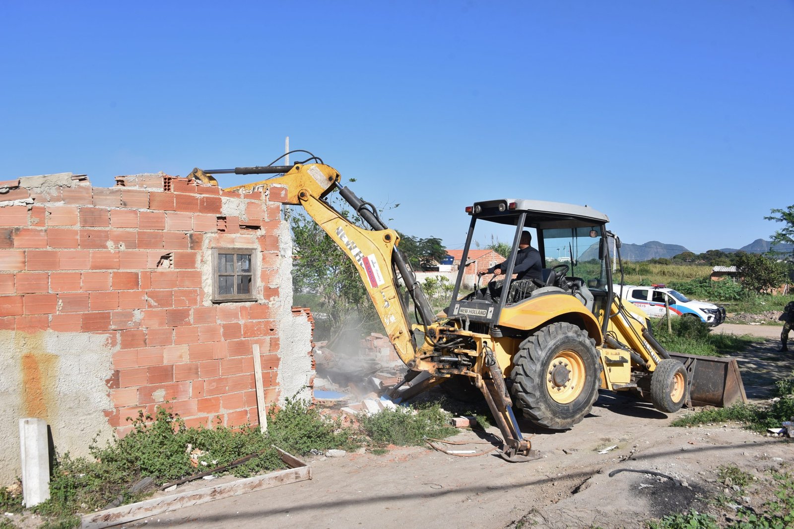 Gated demoliu 11 construções irregulares em Itaipuaçu