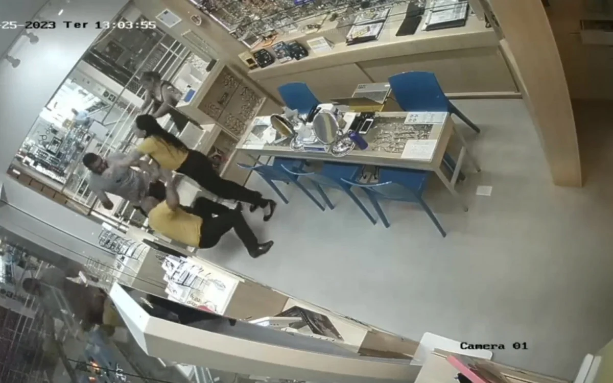 Homem agride dois funcionários em ótica no Rio