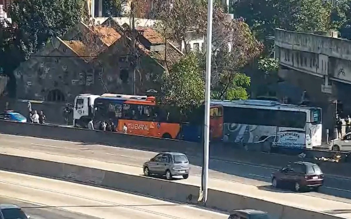 Homem é atropelado e não sobrevive na Avenida Brasil