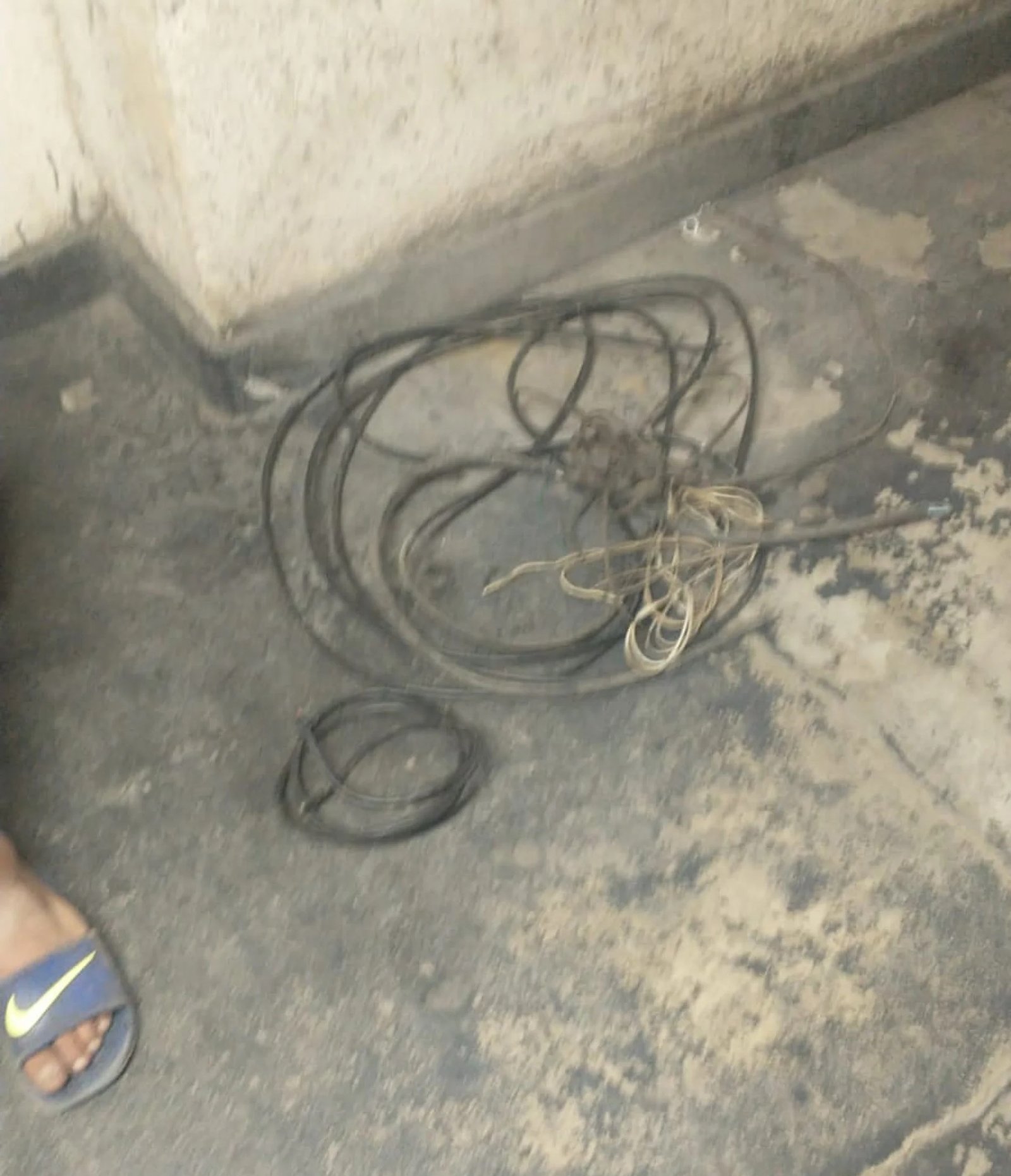 Homem é detido em flagrante roubando cabos de estação ferroviária
