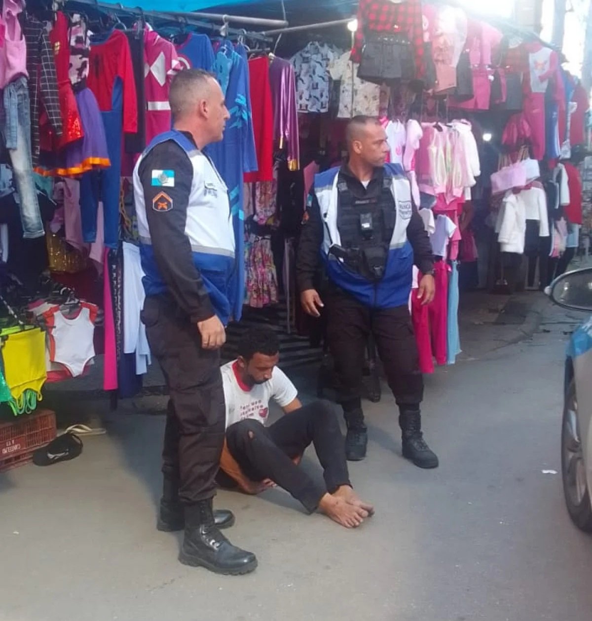 Homem é preso por tentar roubar e esfaquear passageira em ônibus