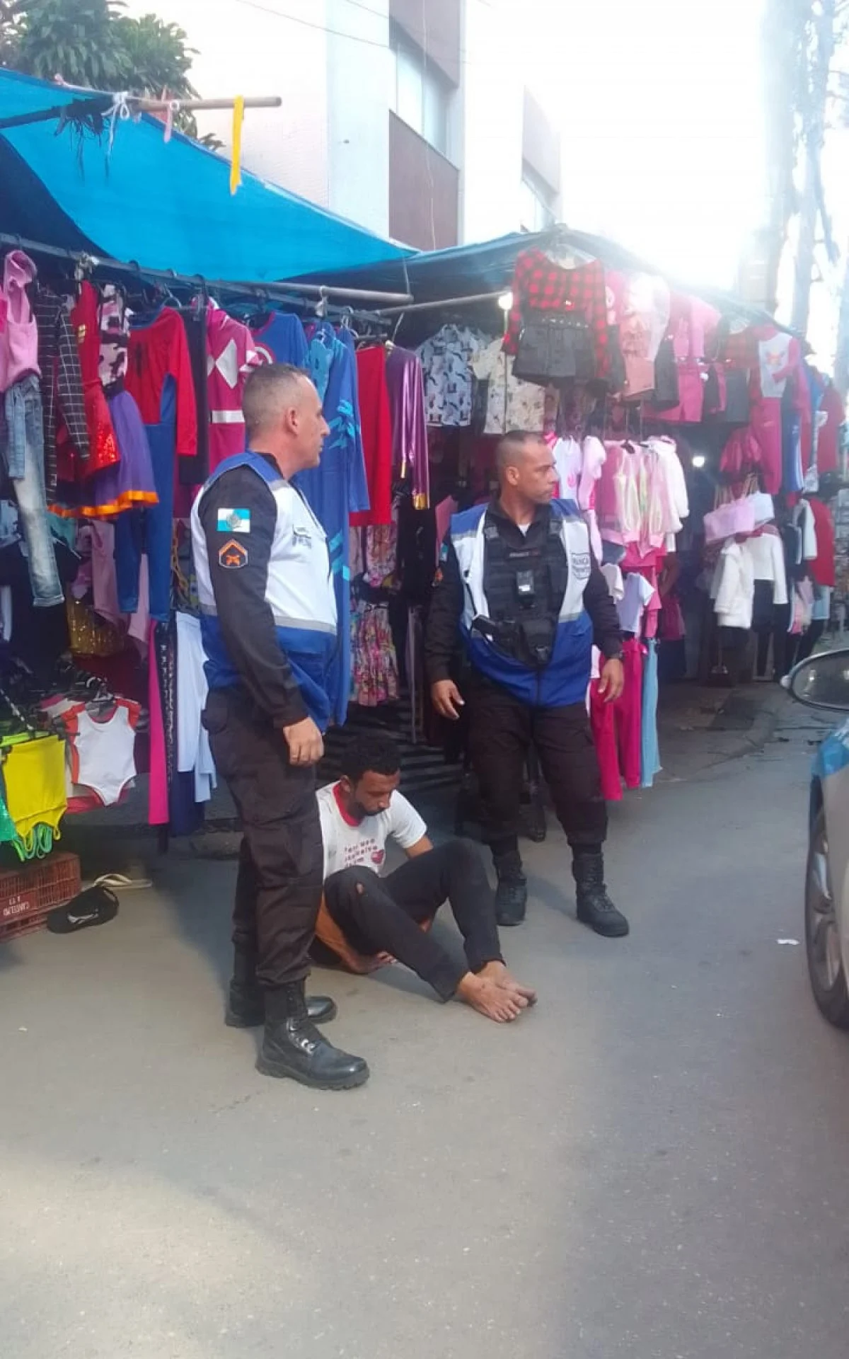 Homem é preso por tentar roubar e esfaquear passageira em ônibus