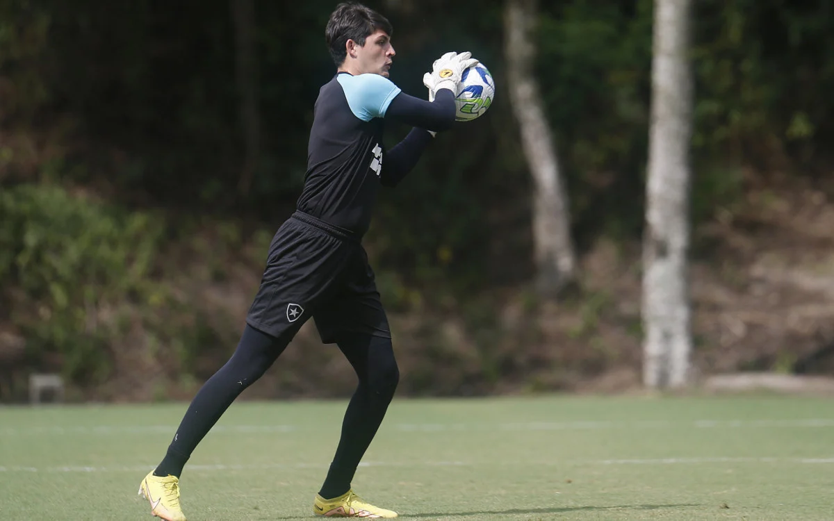 João Fernando, goleiro do Botafogo, passa por cirurgia na mão