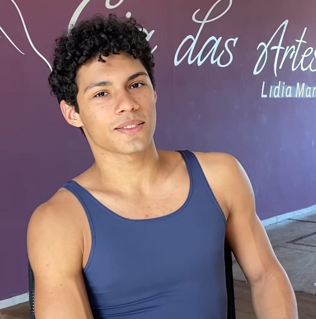 Jovem bailarino maricaense abre festival de dança em Joinville