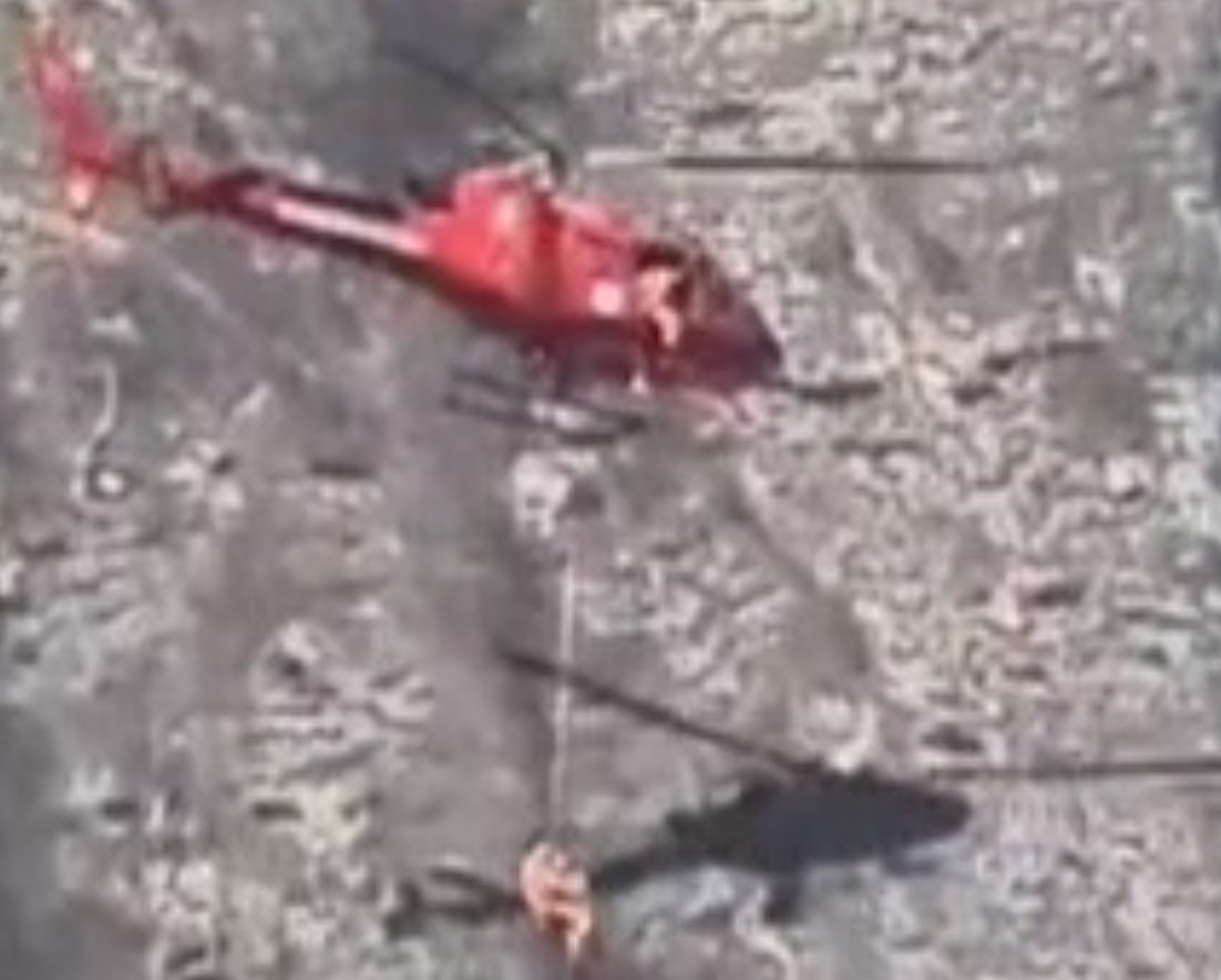 Jovem fica preso em Costão de Itacoatiara e é salvo pelos bombeiros