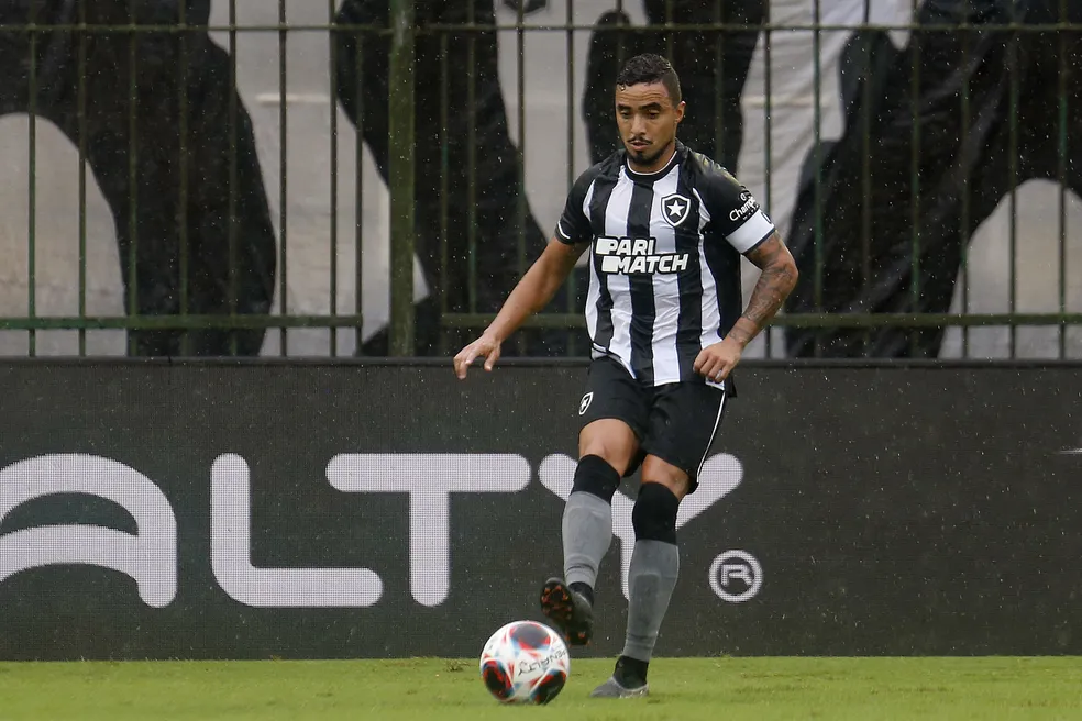 Botafogo perde lateral-direito Rafael por seis meses após cirurgia