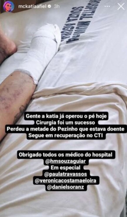 MC Katia compartilha foto após cirurgia no pé