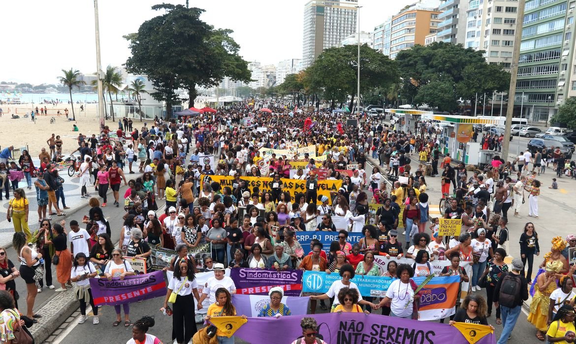 Marcha das Mulheres Negras toma conta de Copacabana