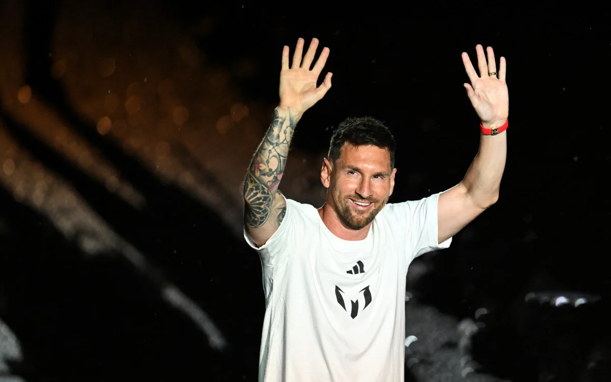 Messi e Busquets são recebidos com festa