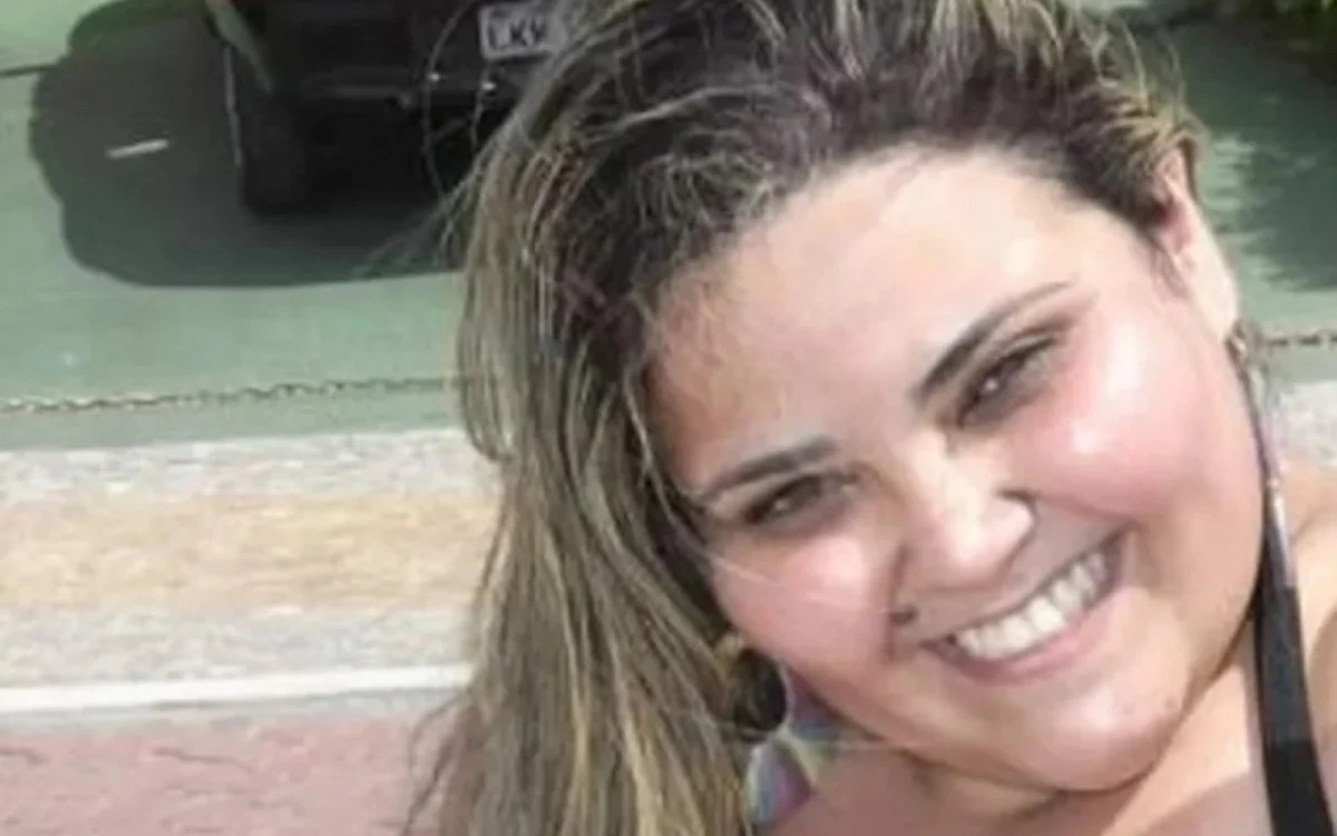 Mulher é atingida por bala perdida em carro de app