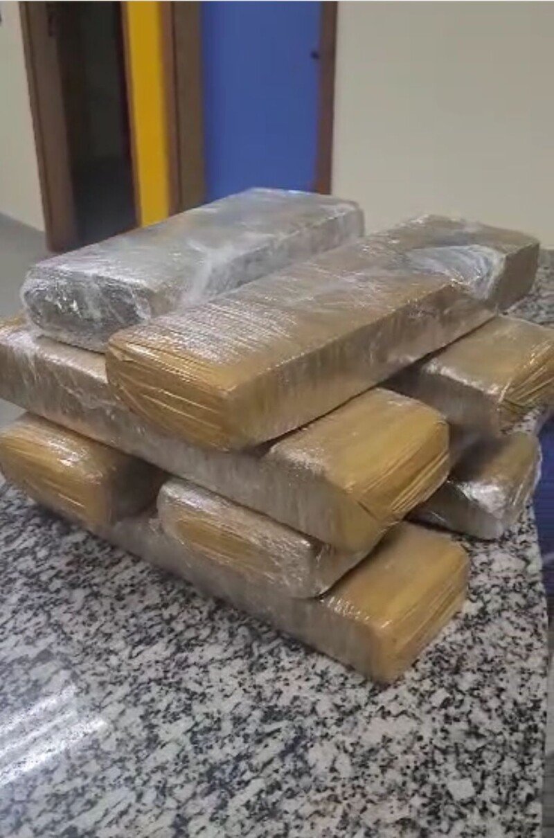 Mulher é presa em flagrante transportando 10 quilos de maconha