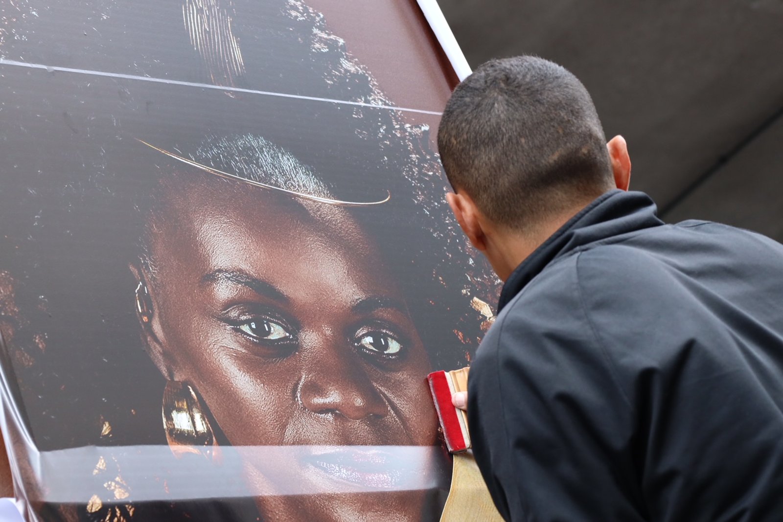 Niterói repõe painéis de exposição sobre mulheres negras após vandalismo
