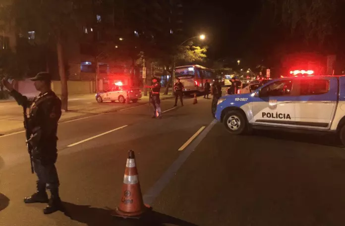PM é detido junto com outros dois suspeitos por sequestro, após vítima pedir ajuda durante blitz no Rio de Janeiro
