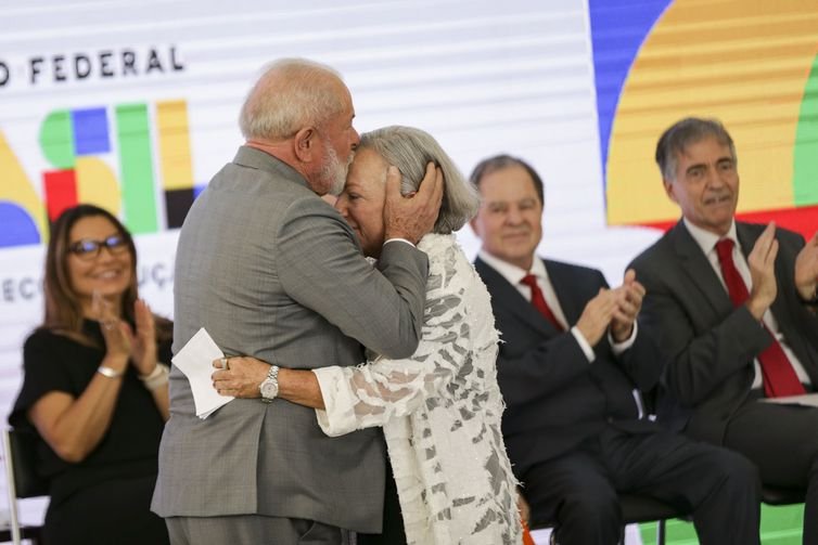 Pesquisadores recuperam condecorações revogadas no governo passado