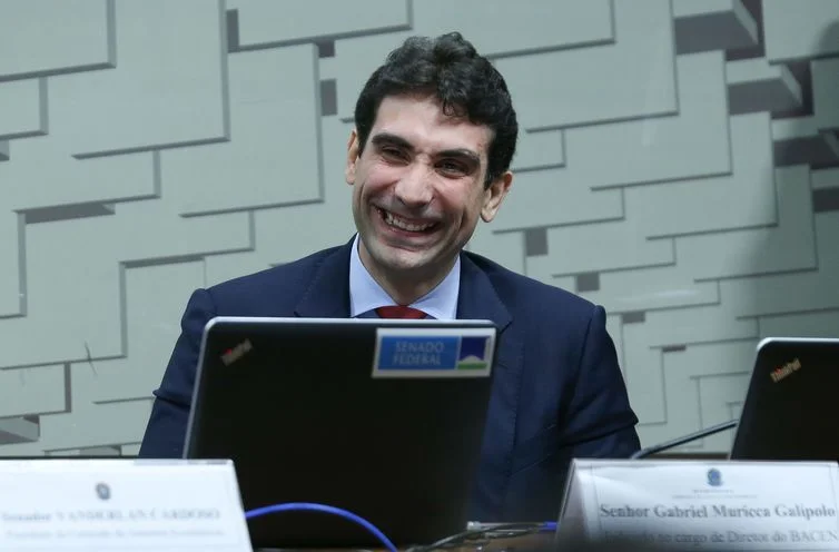 Plenário do Senado aprova novos diretores do Banco CentralOs nomes tinham sido aprovados mais cedo pela Comissão de Assuntos Econômicos (CAE) do Senado, que sabatinou os dois indicados. Galípolo e Aquino são os primeiros diretores indicados pelo presidente Luiz Inácio Lula da Silva.

A posse dos dois novos diretores ainda depende de procedimentos formais. Primeiramente, o Senado terá de enviar um comunicado à Presidência da República informando a aprovação. Em seguida, as nomeações serão publicadas no Diário Oficial da União para, só então, o BC marcar a solenidade de posse.

Os dois novos diretores, os primeiros a serem indicados pelo atual governo, participarão da próxima reunião do Comitê de Política Monetária (Copom), na primeira semana de agosto. Originalmente, a sabatina e a votação em plenário ocorreriam no último dia 27, mas foram adiadas em uma semana.

Sabatina
Plenário do Senado aprova novos diretores do Banco Central
“Se a gente seguir com premissas de um crescimento potencial de 1,5% ou 1,6% e uma taxa de juros neutra de 4,5%, por mais sofisticados que sejam os modelos dos economistas, a relação dívida [pública]/PIB não vai apresentar um bom comportamento. A única solução, como também disse Roberto Campos Neto [presidente do BC], é crescer, e para crescer é preciso seguir com a agenda econômica enfrentada agora”, declarou Galípolo no início da sabatina.

Sobre as críticas do presidente Luiz Inácio Lula da Silva e do ministro da Fazenda, Fernando Haddad, aos juros básicos atuais, de 13,75% ao ano, o futuro diretor afirmou que o debate público não pode ser interditado. Para Galípolo, é necessária uma discussão sobre os movimentos da economia, tanto na esfera técnica como na esfera política. “

