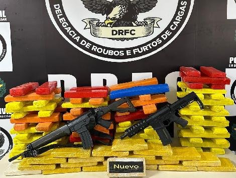 Polícia Civil desarticula esquema de tráfico e apreende fuzis e drogas no Complexo da Penha