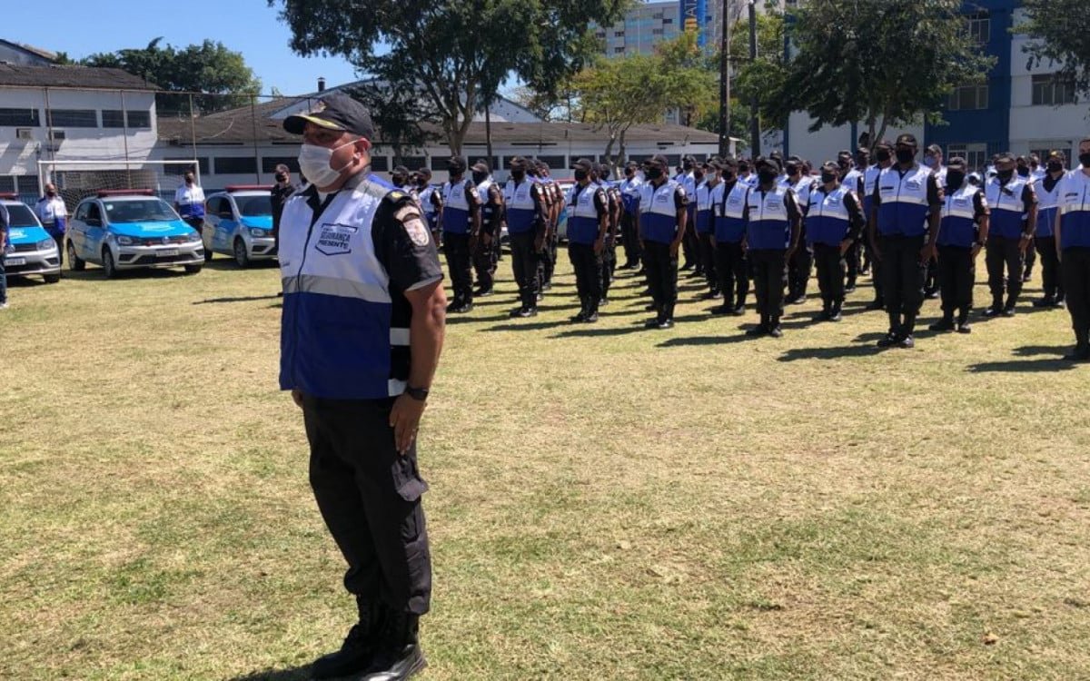 Polícia apreende carro de luxo em Niterói