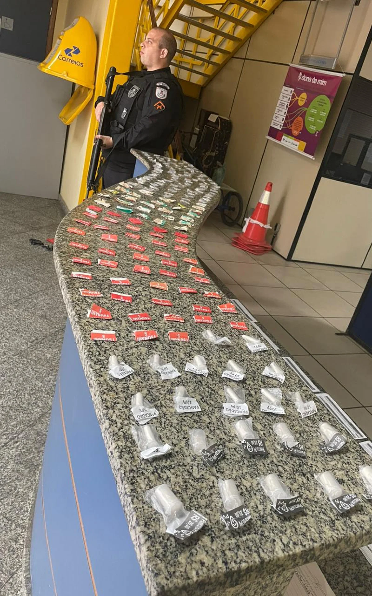 Polícia apreende mochila cheia de drogas na Gamboa