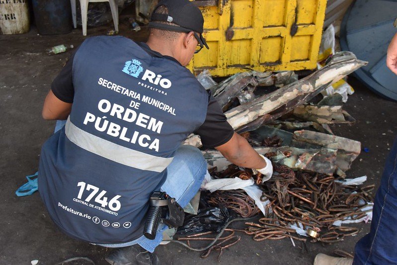 Prefeitura apreende 155 quilos de cobre e uma arma em ferro-velho clandestino na Penha