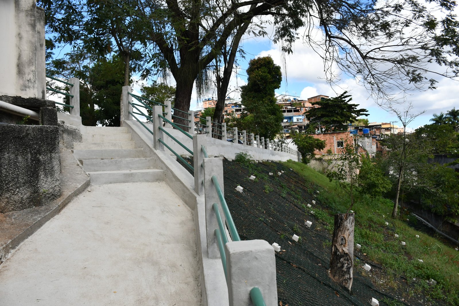 Prefeitura conclui contenção de encosta da Paróquia Santo Cristo dos Milagres, no Fonseca