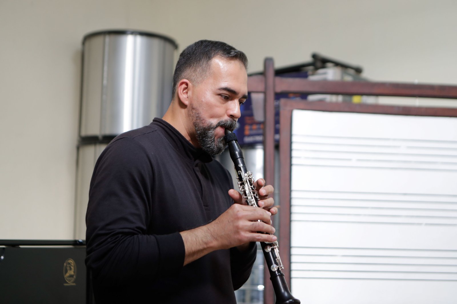 Professor colombiano de clarinete compartilha suas experiências com alunos de Niterói