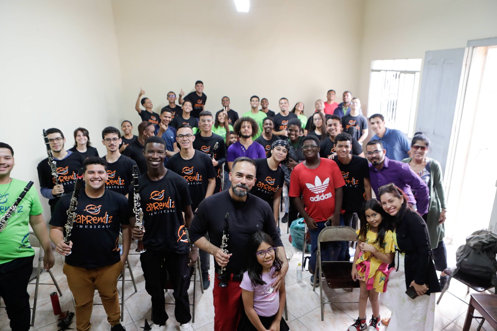Professor colombiano de clarinete compartilha suas experiências com alunos de Niterói