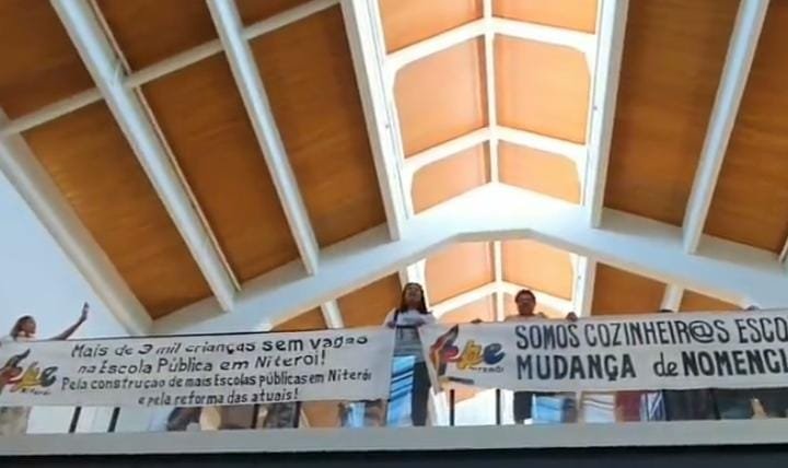 Profissionais da educação de Niterói ocupam Mercado Municipal para protestar