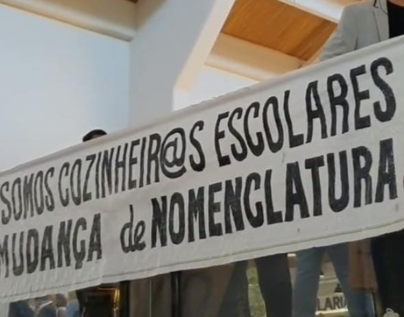 Profissionais da educação de Niterói ocupam Mercado Municipal para protestar