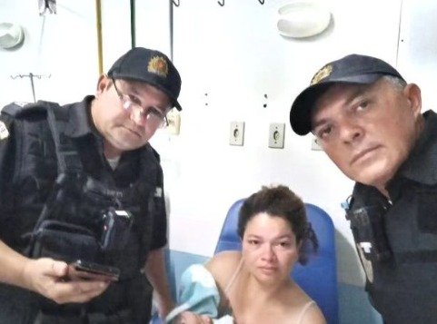 Recém-nascido engasgado é salvo por PMs